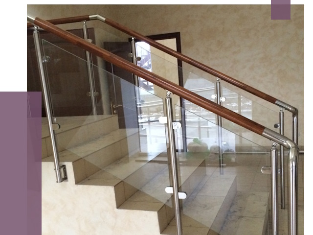 Комбинированные перила из металла и дерева в Югорске