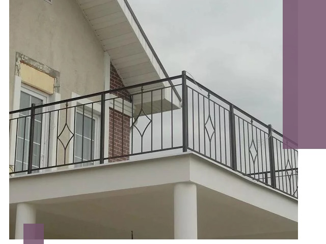 Изготовление балконных ограждений в Югорске из металла и стекла